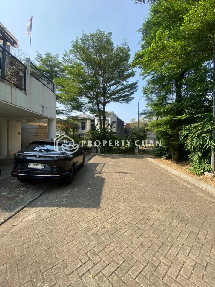 Rumah dijual di Discovery Aluvia, Serpong Utara - Carport