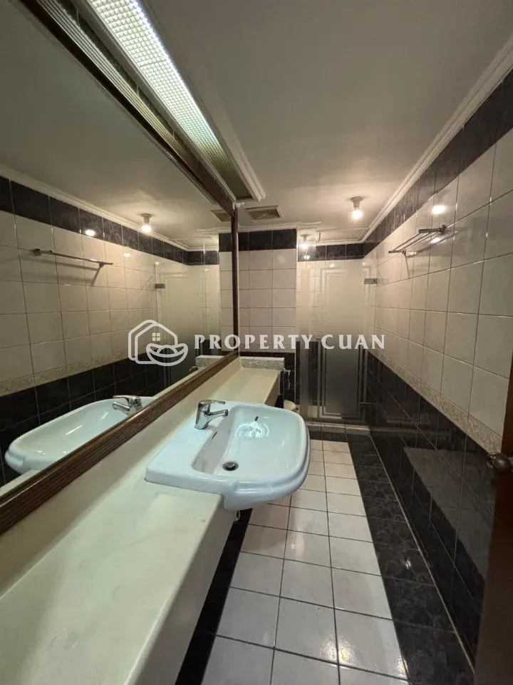 Apartemen dijual di Grand Tropic, Tanjung Duren - Kamar Mandi
