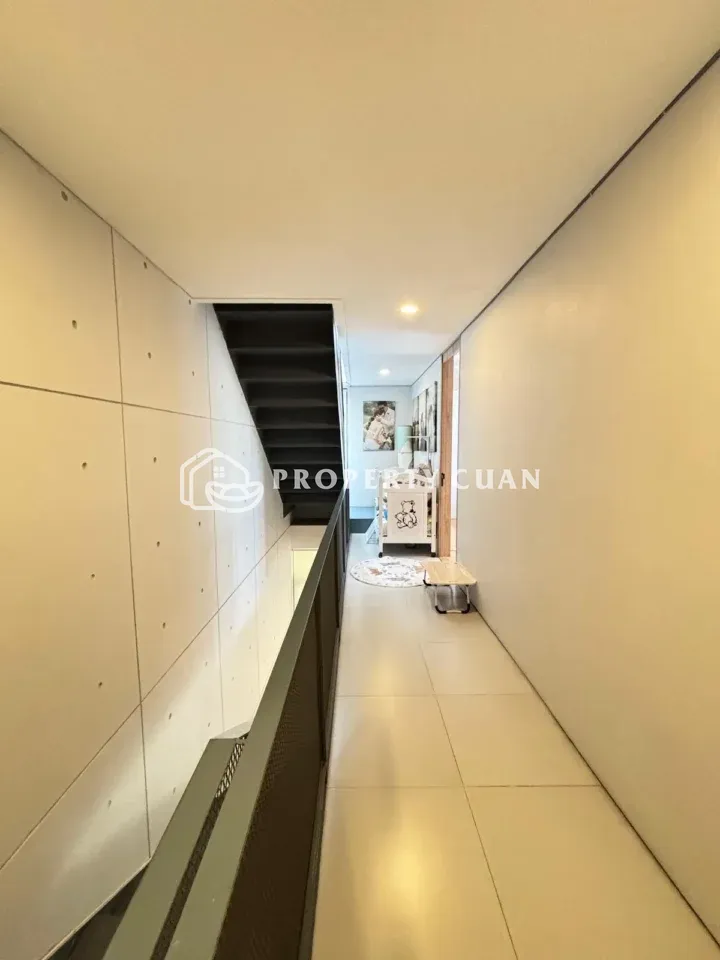Rumah dijual di Amarine, BSD - Tangga