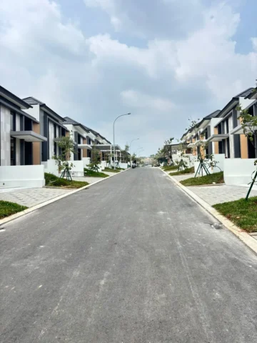 Rumah dijual di Cardonay, Sentul - Jalan Depan