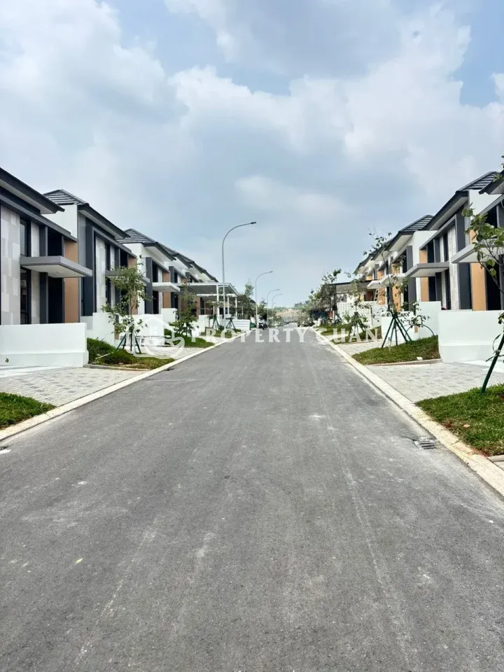 Rumah dijual di Cardonay, Sentul - Jalan Depan