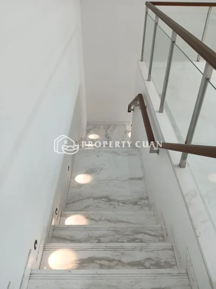Rumah dijual di Matera Residence, Gading Serpong - Tangga 2
