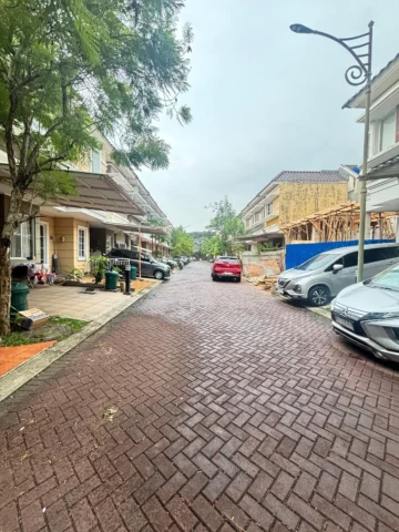 Rumah dijual di Amarillo, Gading Serpong - Jalan Depan