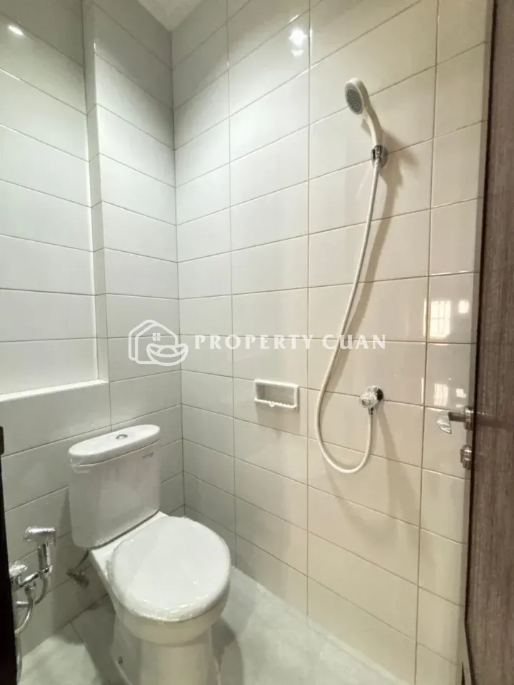 Ruko dijual di Rukan EuroAsia, PIK 2 - Kamar Mandi 2
