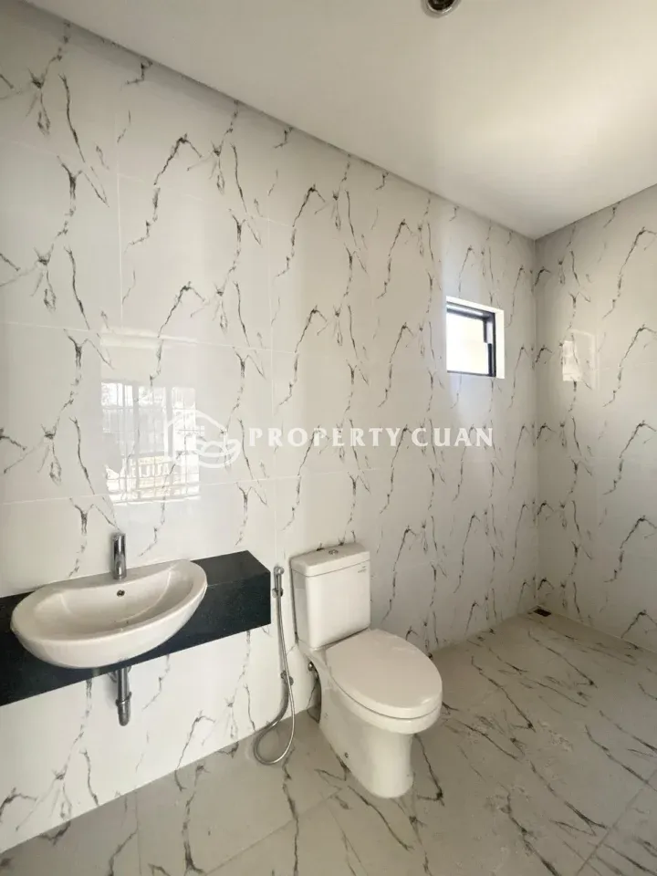Rumah dijual di Margonite, Suvarna Sutera - Kamar Mandi