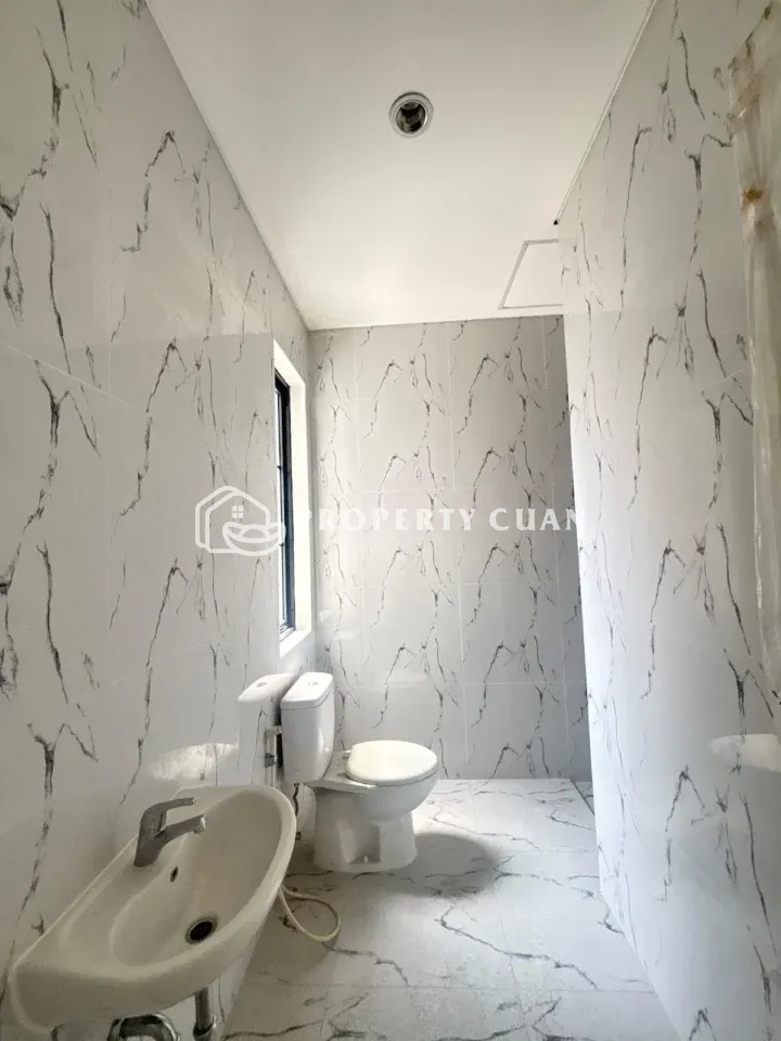 Rumah dijual di Margonite, Suvarna Sutera - Kamar Mandi 2