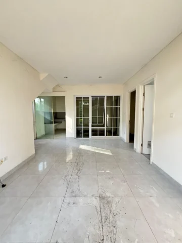 Rumah disewakan di Regalia, Suvarna Sutera - Ruang Keluarga 2