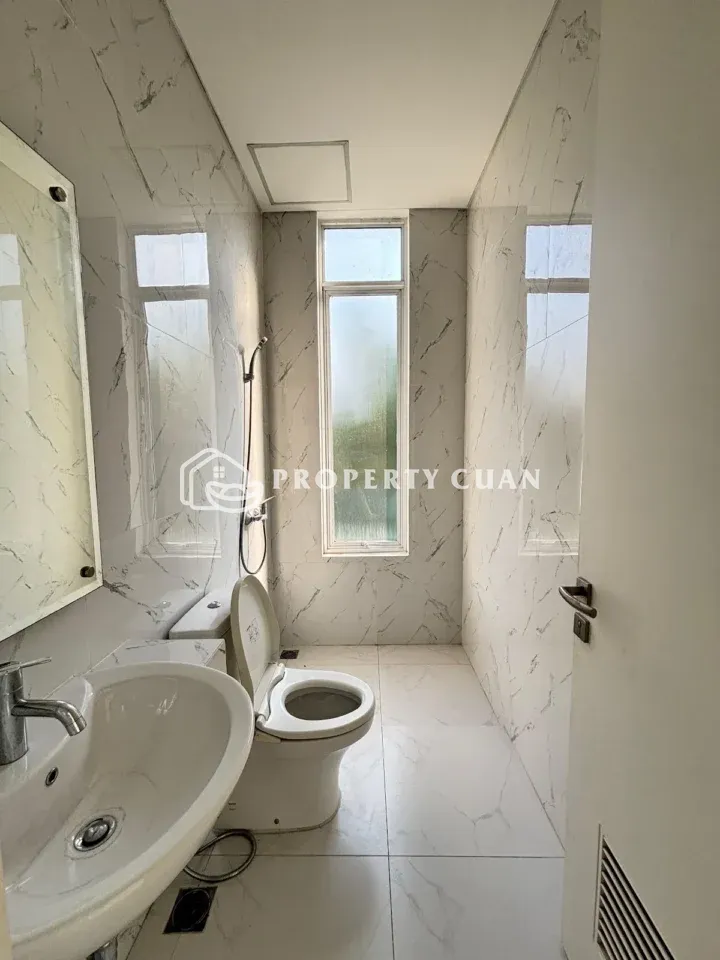 Rumah disewakan di Regalia, Suvarna Sutera - Kamar Mandi
