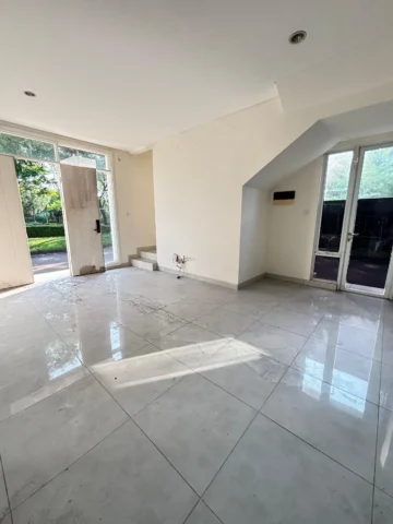 Rumah disewakan di Regalia, Suvarna Sutera - Ruang Keluarga
