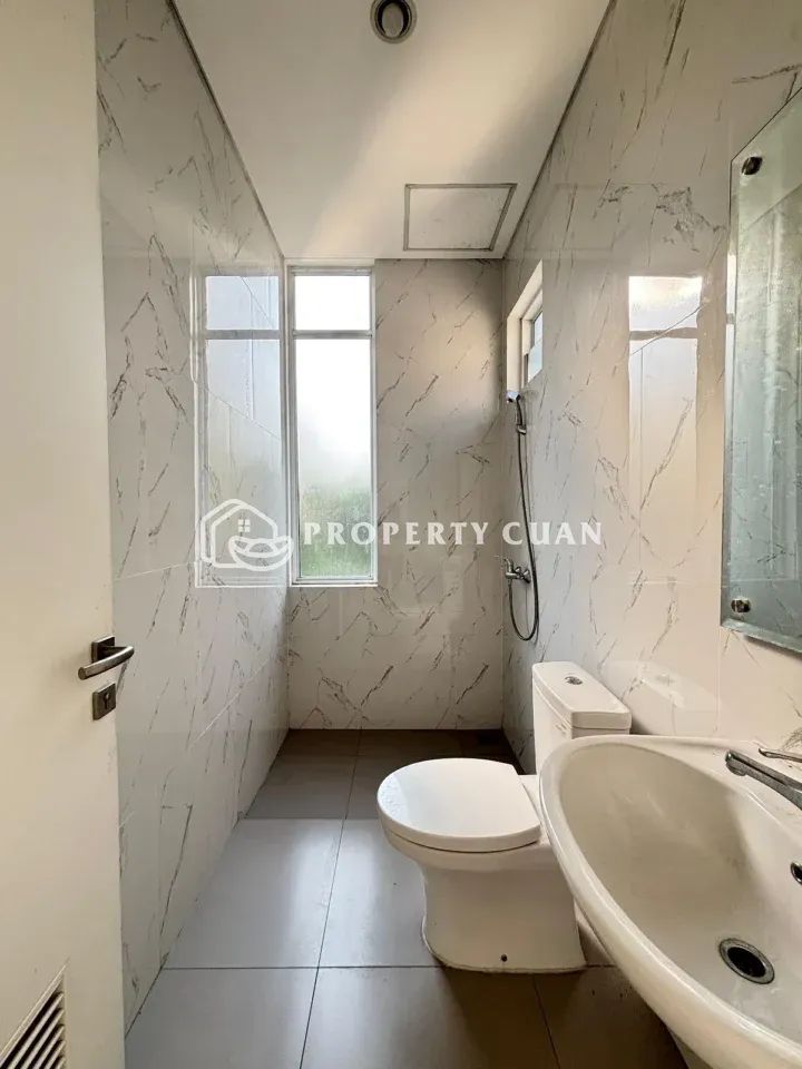 Rumah disewakan di Regalia, Suvarna Sutera - Kamar Mandi