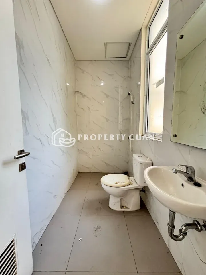 Rumah disewakan di Regalia, Suvarna Sutera - Kamar Mandi 2
