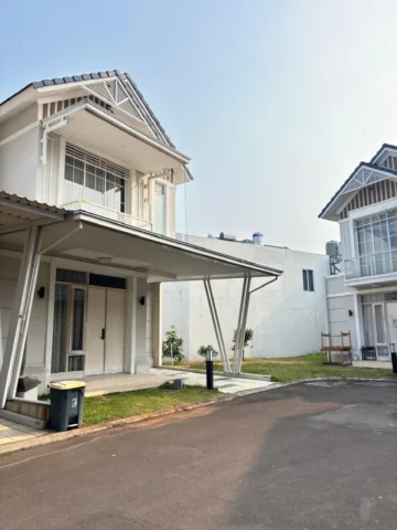 Rumah disewakan di Regalia, Suvarna Sutera - Tampak Samping