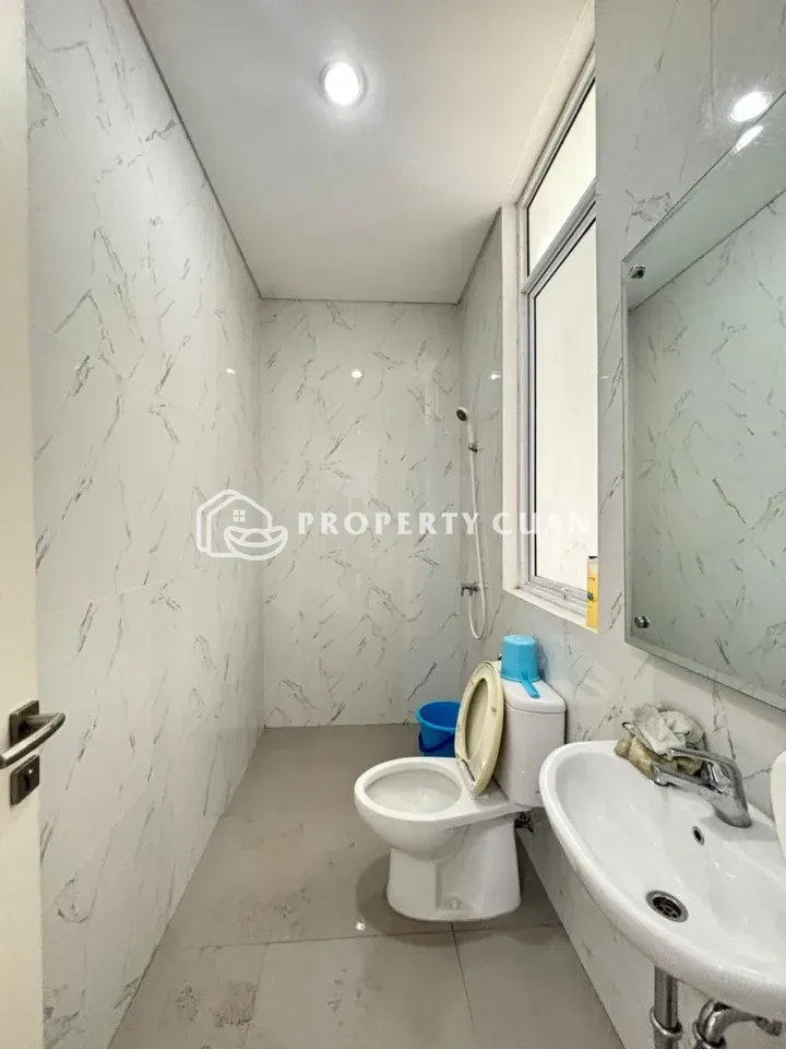 Rumah disewakan di Regalia, Suvarna Sutera - Kamar Mandi