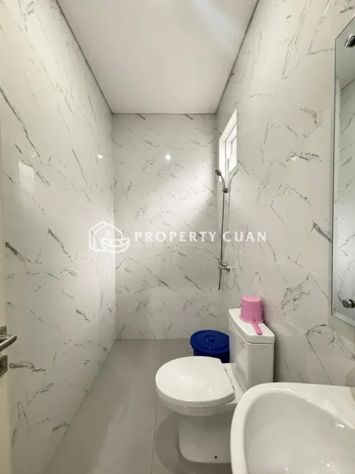 Rumah disewakan di Regalia, Suvarna Sutera - Kamar Mandi 2
