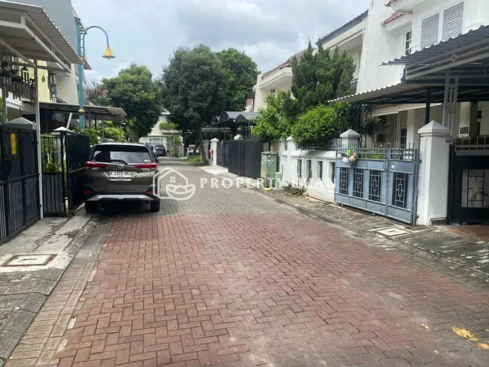 Rumah dijual di Permata Puri Media, Puri - Lingkungan