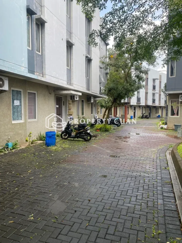 Kost dijual di Rumah Kost Piazza The Mozia, BSD - Jalan Depan 2