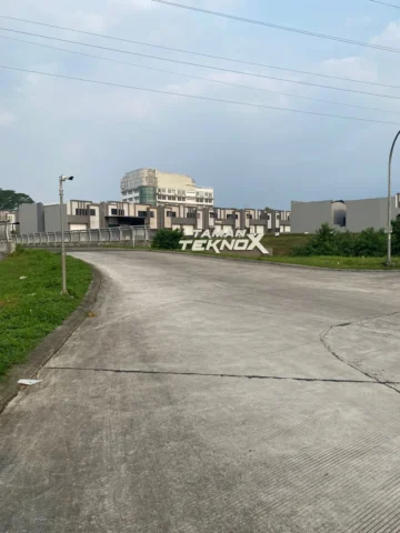 Gudang disewakan di Taman Tekno, BSD - Jalan Depan