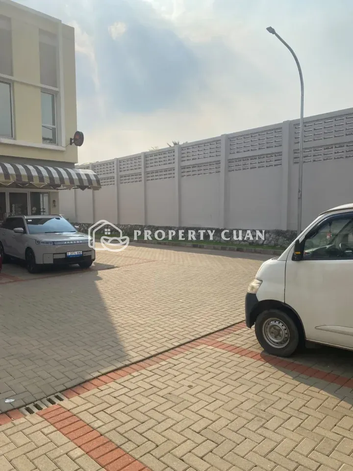 Ruko dijual di Vienna Grande, Gading Serpong - Jalan Depan