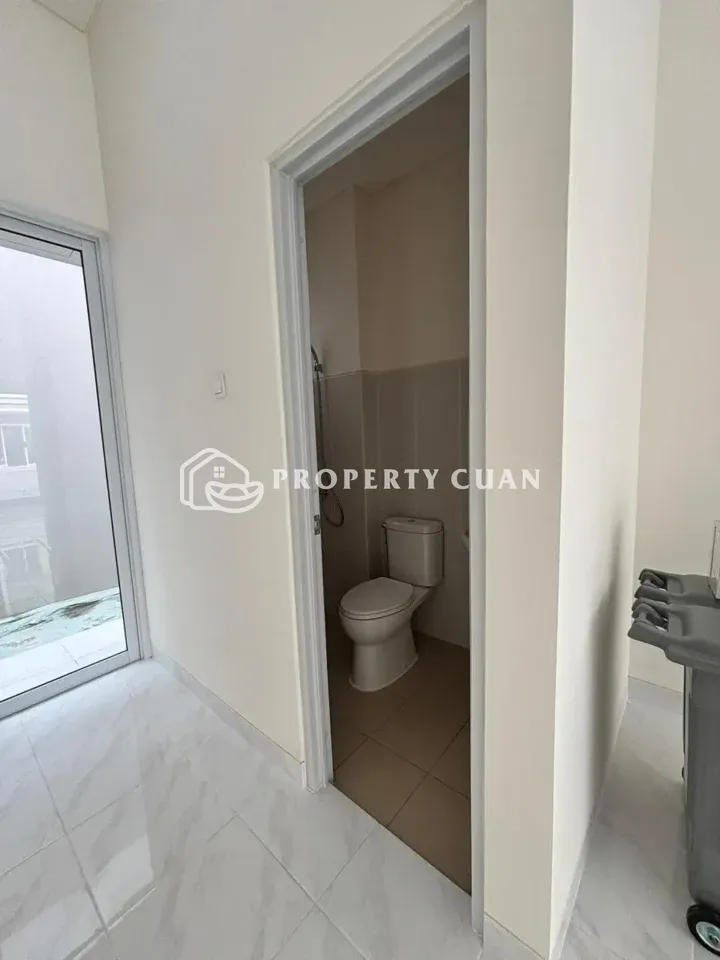 Ruko dijual di Vienna Grande, Gading Serpong - Kamar Mandi