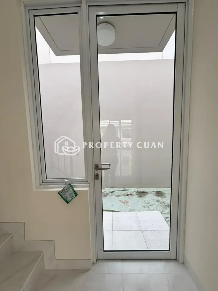 Ruko dijual di Vienna Grande, Gading Serpong - Tangga