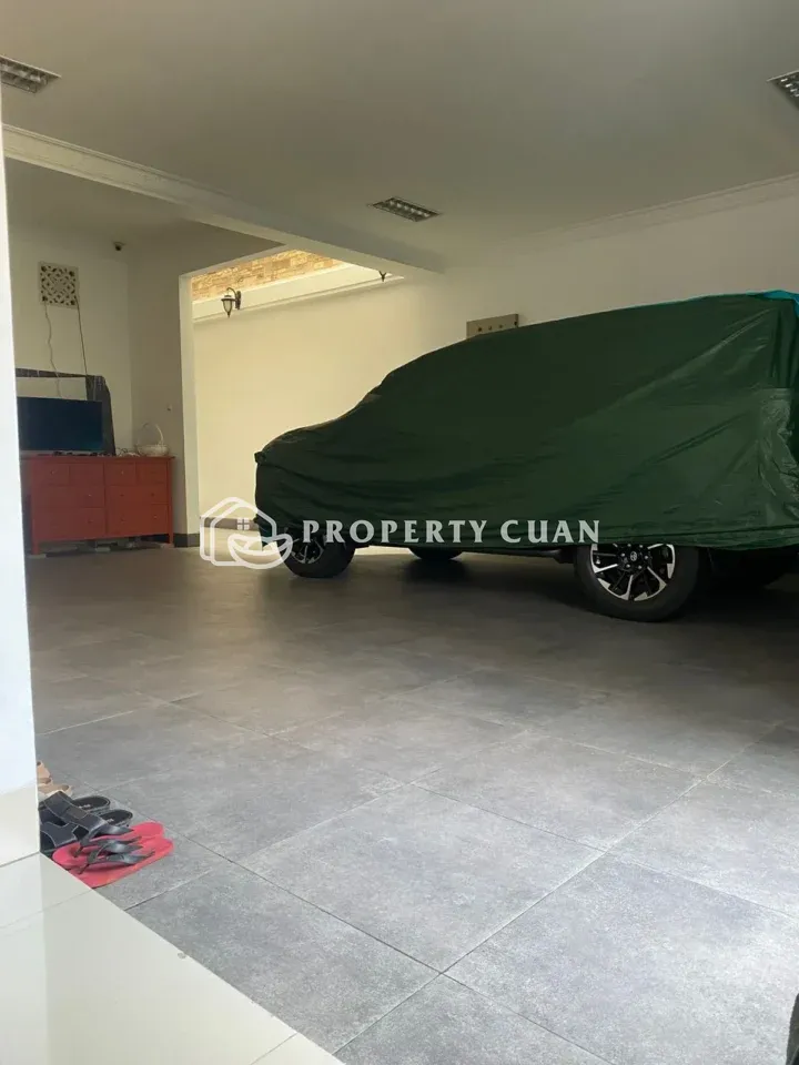 Rumah dijual di Phg Crown Golf, Gading Serpong - Carport