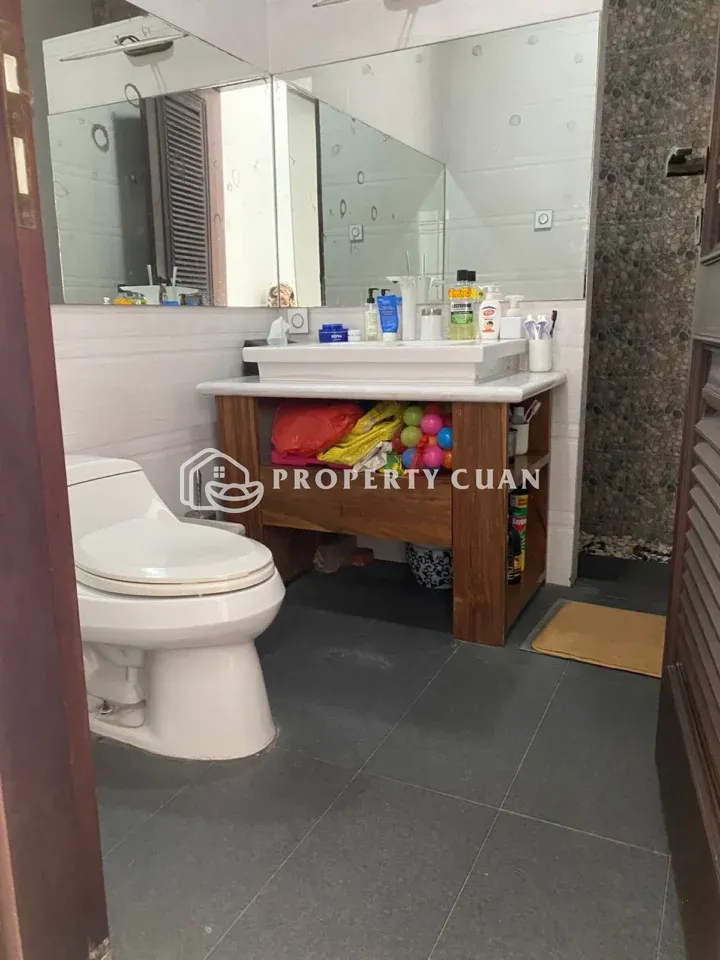 Rumah dijual di Phg Crown Golf, Gading Serpong - Kamar Mandi