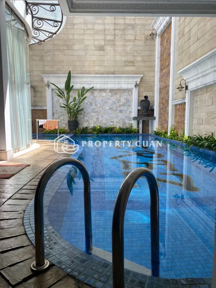 Rumah dijual di Phg Crown Golf, Gading Serpong - Kolam Renang