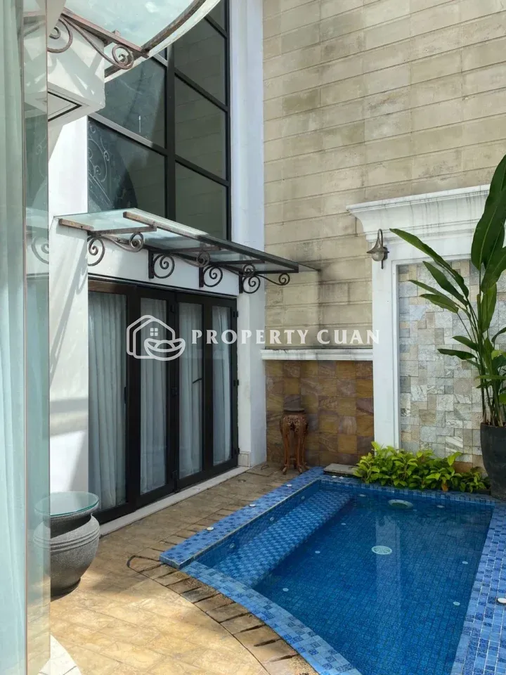 Rumah dijual di Phg Crown Golf, Gading Serpong - Kolam Renang 2