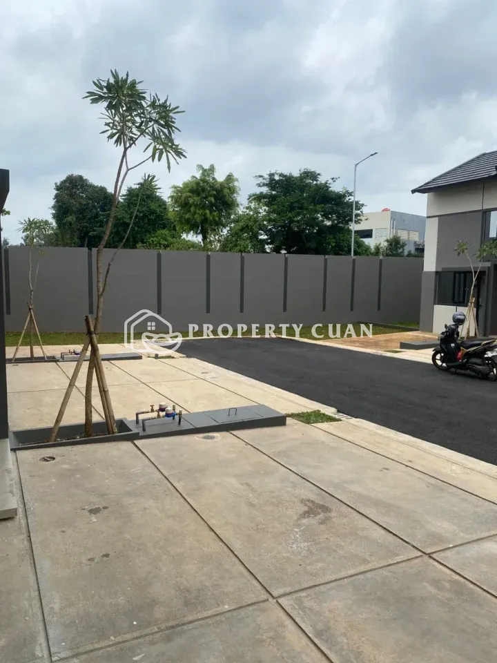 Rumah dijual di XYZ Flo, Park Serpong - Carport