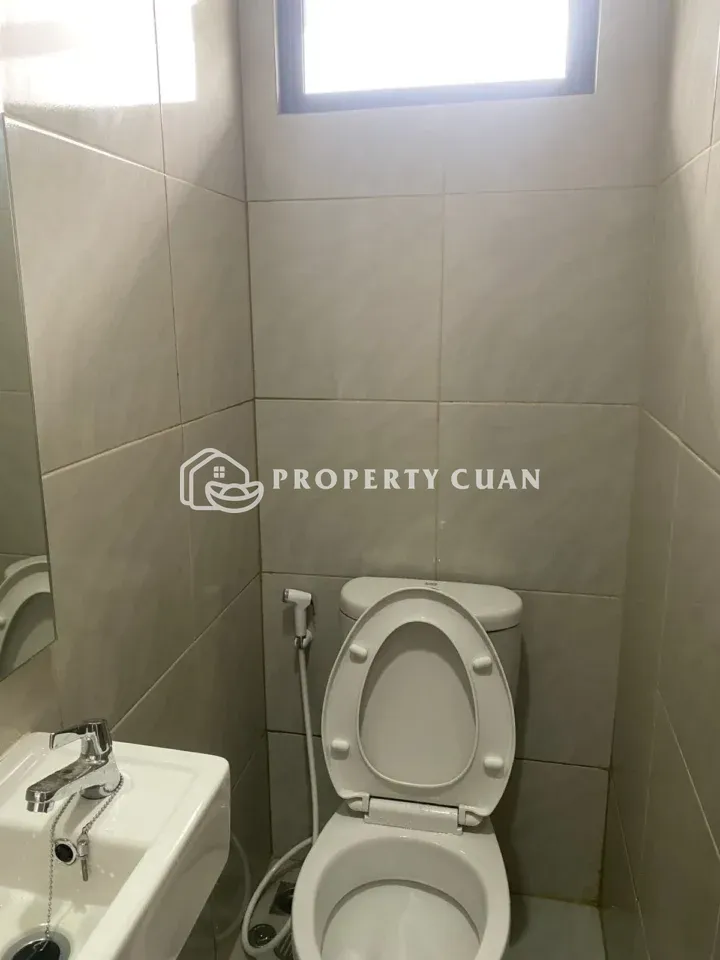 Rumah dijual di XYZ Flo, Park Serpong - Kamar Mandi 2