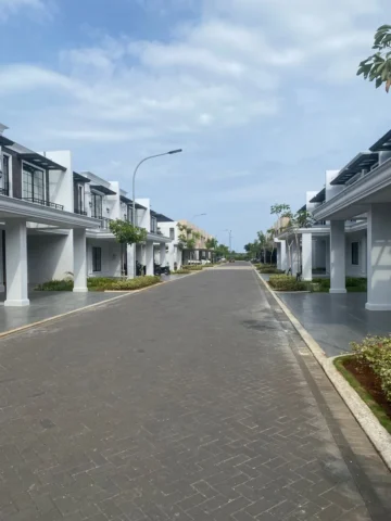 Rumah dijual di Villa Pasir Putih, PIK 2 - Jalan Depan