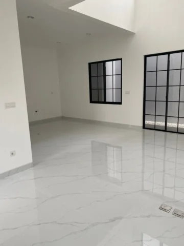 Rumah dijual di Villa Pasir Putih, PIK 2 - Ruang Keluarga