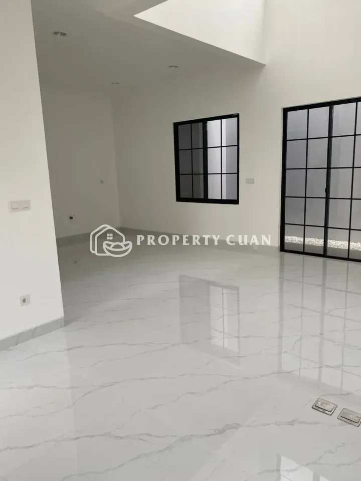 Rumah dijual di Villa Pasir Putih, PIK 2 - Ruang Keluarga