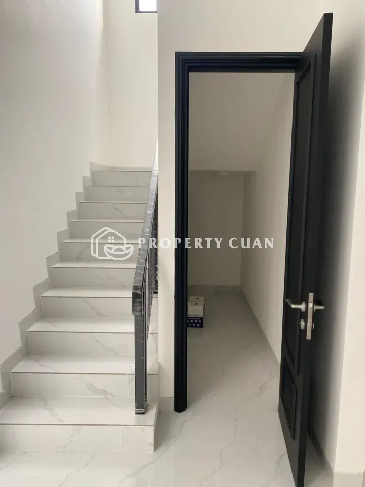 Rumah dijual di Villa Pasir Putih, PIK 2 - Tangga