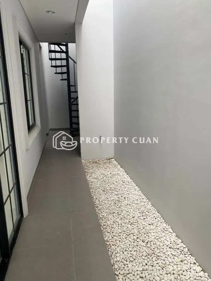 Rumah dijual di Villa Pasir Putih, PIK 2 - Tangga 2