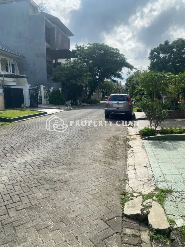 Rumah dijual di Camar Elok, PIK - Jalan Depan
