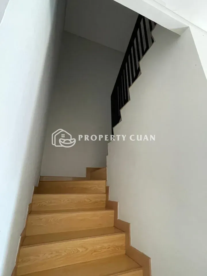 Rumah dijual di The Northbend, Karang Tengah - Tangga