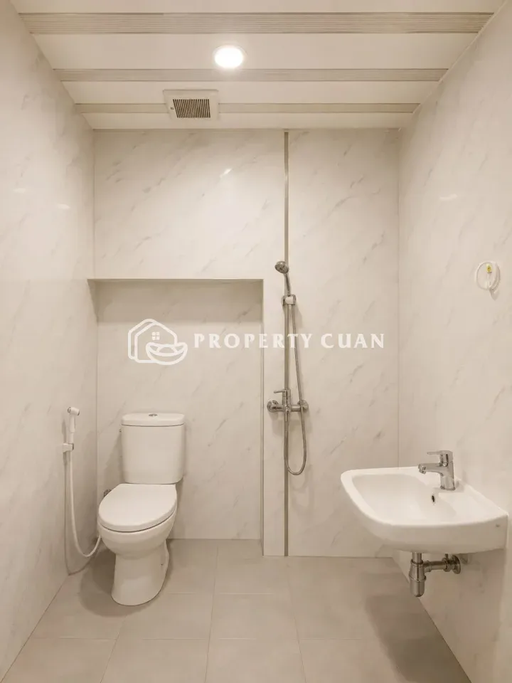 Rumah dijual di Cendana Parc 2, Karawaci - Kamar Mandi