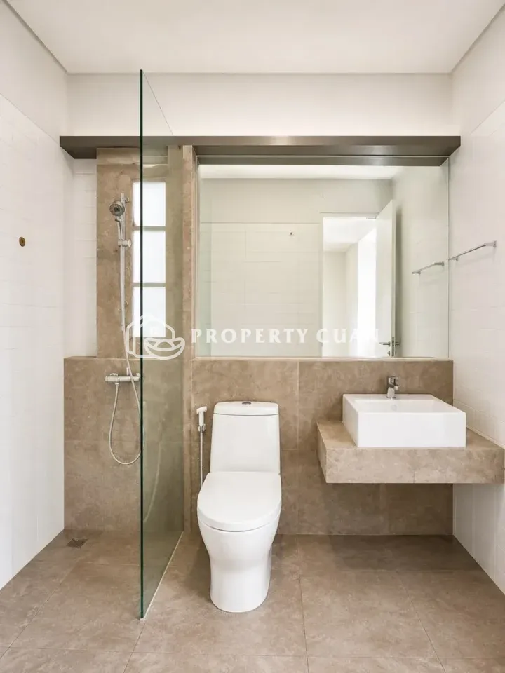Rumah dijual di Aether, BSD - Kamar Mandi